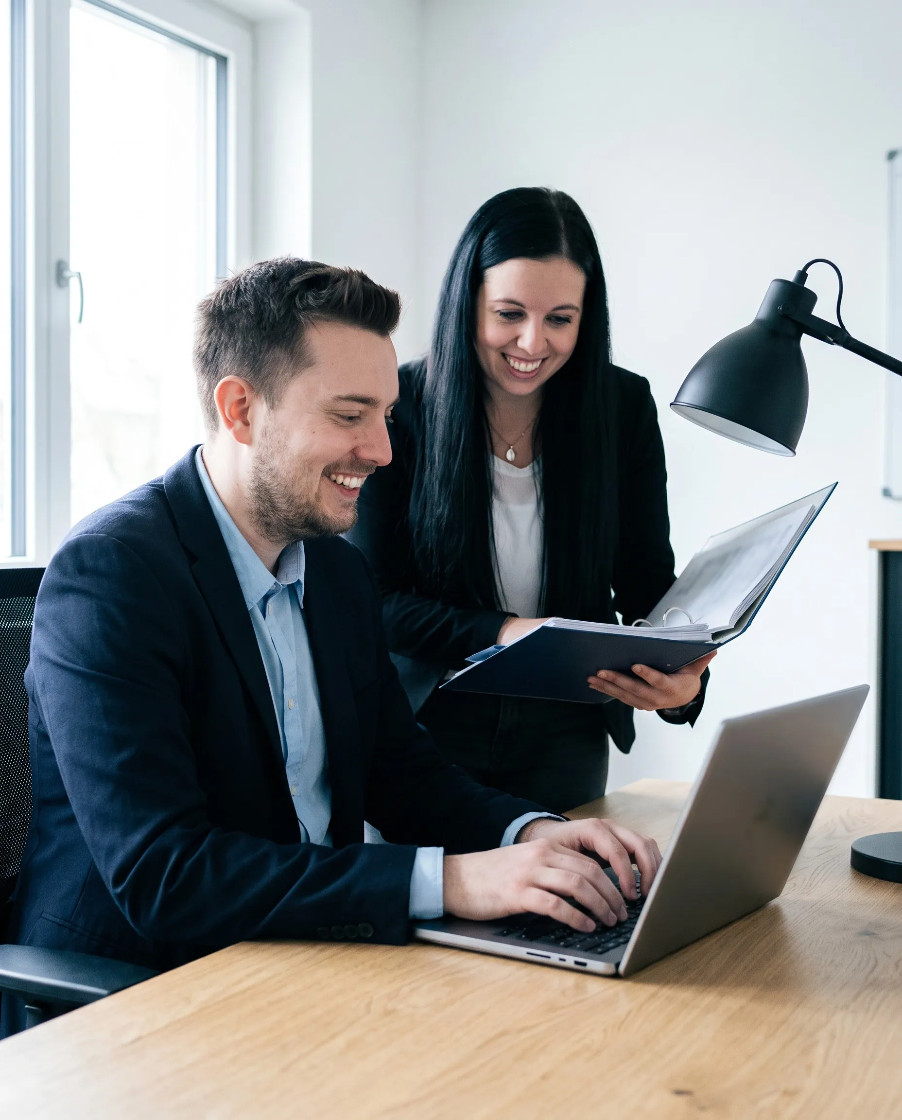 Doron und Elena Rickenbach arbeiten gemeinsam am Laptop