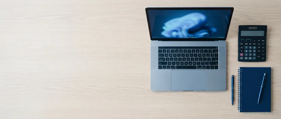 Laptop auf einem Holztisch