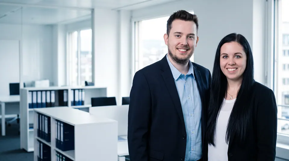 Elena und Doron Rickenbach im Büro