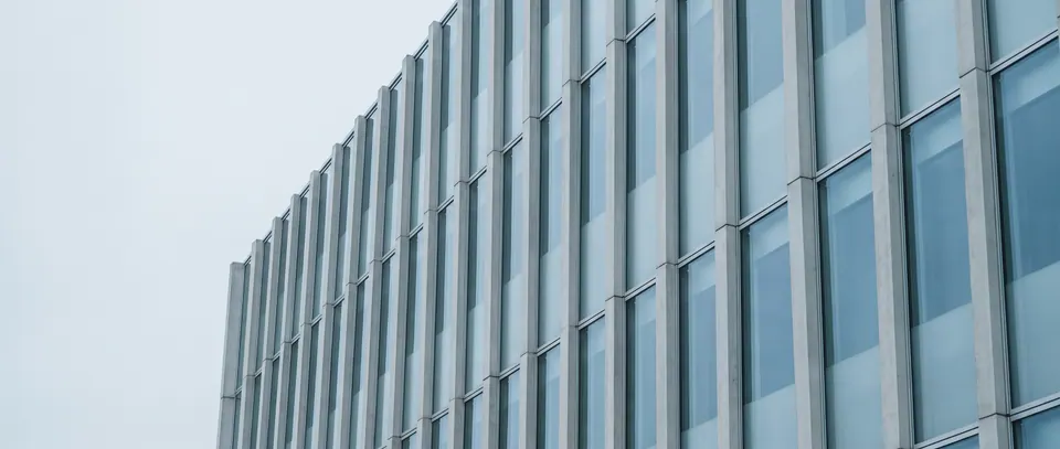 Moderne Gebäudefassade mit vertikalen Linien
